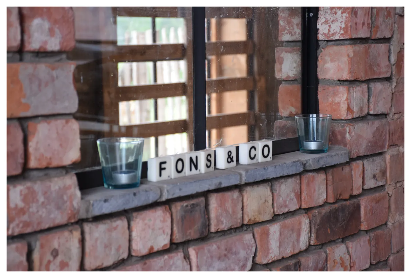 Lettertegels FONS & CO op de vensterbank van het Alpacafe