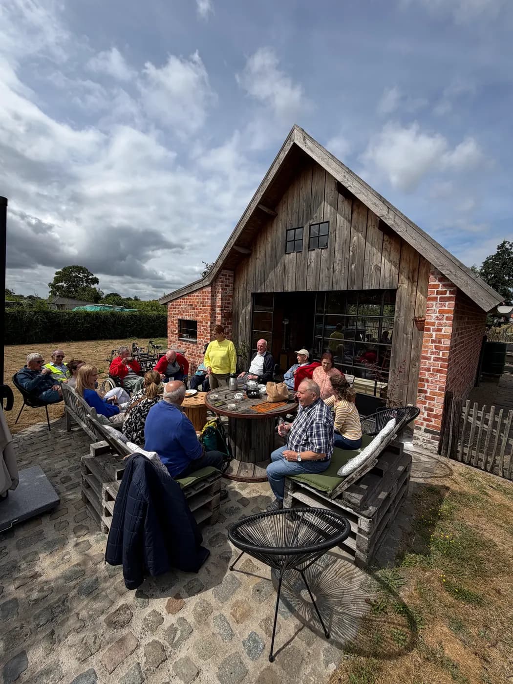 Bezoekers genieten samen op het terras bij het Alpacafe